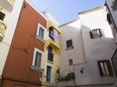 ...convivono con immobili moderni da poco riverniciati con colori sgargianti